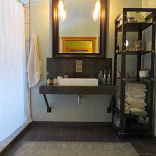 Imagen de cuarto de baño principal, urbano, grande, con armarios abiertos, puertas de armario grises, bañera japonesa, combinación de ducha y bañera, sanitario de una pieza, baldosas y/o azulejos verdes, baldosas y/o azulejos de porcelana, paredes verdes, suelo de baldosas de porcelana, lavabo sobreencimera, suelo gris y ducha con cortina