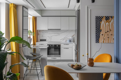 Стильный дизайн: кухня-столовая в стиле неоклассика (современная классика) с синими стенами, паркетным полом среднего тона и серым полом - последний тренд