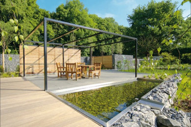 Großflächige Terrasse mit Teichanlage