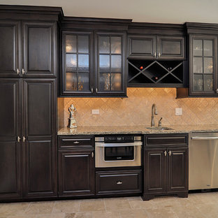 Modelo de sótano con puerta tradicional, grande, con paredes verdes y moqueta