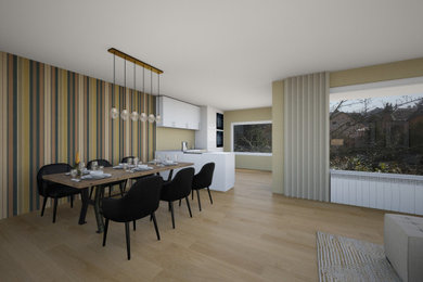 Großes, Offenes Modernes Wohnzimmer mit beiger Wandfarbe, hellem Holzboden, braunem Boden und Tapetenwänden in Sonstige