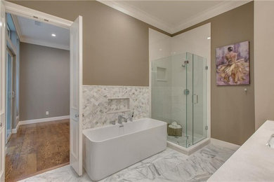 ダラスにあるラグジュアリーなモダンスタイルのおしゃれな浴室の写真