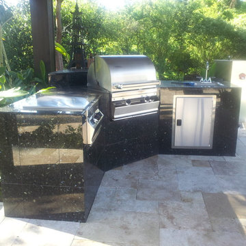 Contemporary outdoor kitchen with hibachi style grill