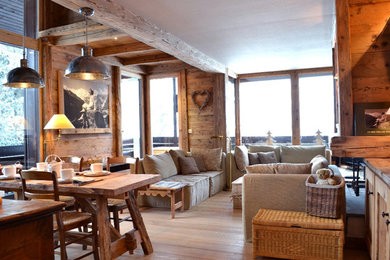 Mountain style living room photo in Lyon