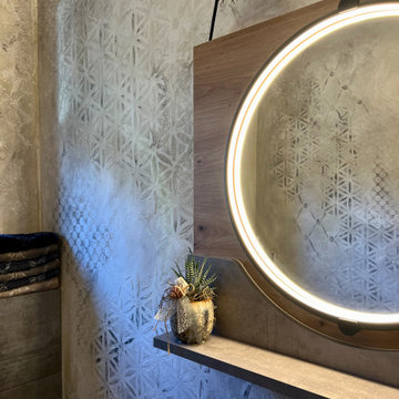 Gäste WC mit künsterlischer Wandgestaltung