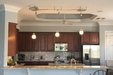 Example of a kitchen design in Miami