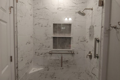 Bathroom - traditional bathroom idea in Jacksonville