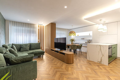Modelo de salón abierto y blanco y madera actual pequeño con paredes verdes, suelo de madera en tonos medios, televisor independiente, suelo marrón, panelado y cortinas