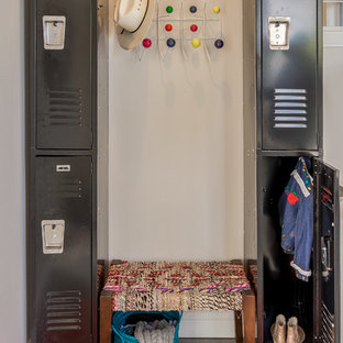 Inspiration för mellanstora eklektiska kapprum, med beige väggar, betonggolv och grått golv