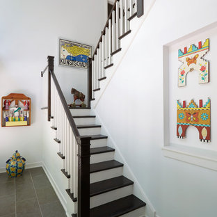 Idées déco pour un hall d'entrée éclectique de taille moyenne avec un mur blanc, un sol en calcaire et un sol marron.