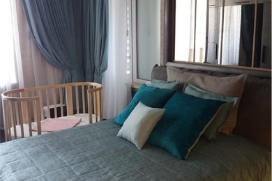 Идея дизайна: хозяйская спальня среднего размера в стиле фьюжн с бежевыми стенами