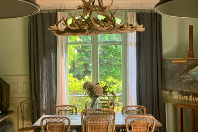 Inspiration pour une salle à manger traditionnelle de taille moyenne avec un mur vert, parquet clair et un sol marron.