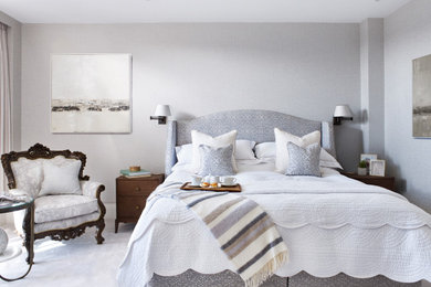 Imagen de dormitorio principal con paredes grises, moqueta, suelo gris y papel pintado