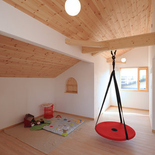 他の地域のカントリー風おしゃれな子供部屋 (白い壁、淡色無垢フローリング、茶色い床) の写真