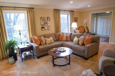 Example of a classic living room design in Milwaukee