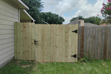 Photo of a full sun side yard wood fence landscaping in Houston for summer.