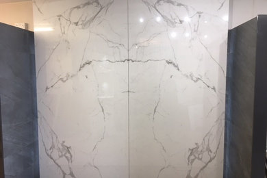 Foto de cuarto de baño actual con baldosas y/o azulejos blancos, baldosas y/o azulejos de porcelana y paredes grises