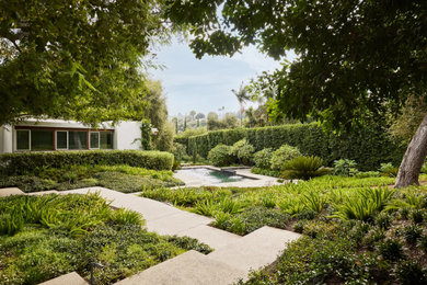Inspiration for a mid-century modern landscaping in Los Angeles.