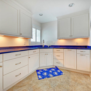 フィラデルフィアのビーチスタイルのおしゃれなランドリールーム (上下配置の洗濯機・乾燥機、青いキッチンカウンター) の写真