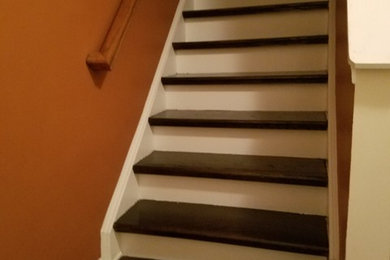 アトランタにあるお手頃価格の中くらいなトラディショナルスタイルのおしゃれな階段 (木の蹴込み板) の写真