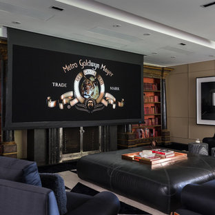 Aménagement d'une très grande salle de cinéma classique ouverte avec un mur beige, moquette, un téléviseur encastré et un sol noir.