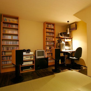 Inspiration for a modern study in Tokyo Suburbs with tatami flooring, beige walls, no fireplace, a freestanding desk and green floors.