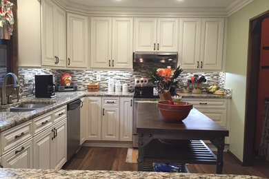 Kitchen - traditional kitchen idea in Columbus