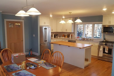 Kitchen - traditional kitchen idea in Boston