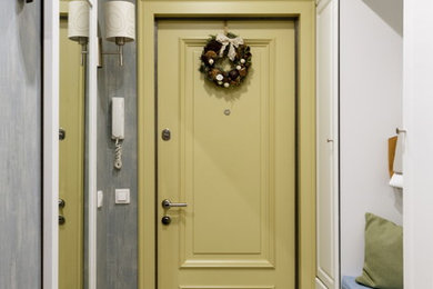 Foto de puerta principal tradicional renovada de tamaño medio con paredes azules, suelo de baldosas de porcelana, puerta simple, puerta verde y suelo beige