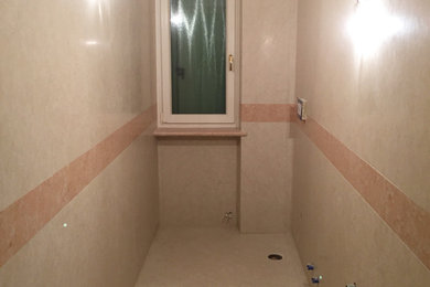 Immagine di un bagno di servizio moderno con piastrelle bianche, piastrelle di pietra calcarea, pavimento in pietra calcarea e pavimento bianco