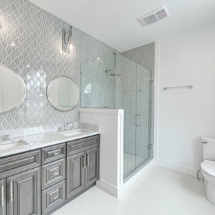 Bäder mit grauer Wandfarbe und WC-Raum Ideen, Design & Bilder - Juli
