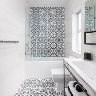 Badezimmer mit schwarzer Wandfarbe und Falttür-Duschabtrennung Ideen