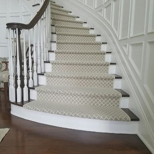 Inspiration för en stor vintage svängd trappa i trä, med sättsteg i målat trä och räcke i trä