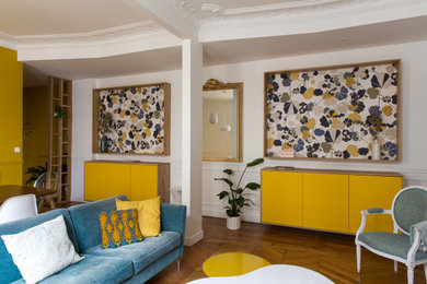 Aménagement d'un salon contemporain avec un mur jaune.
