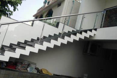 アフマダーバードにあるアジアンスタイルのおしゃれな階段の写真