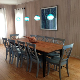 チャールストンの中サイズのトラディショナルスタイルのLDKの画像 (無垢フローリング、ベージュの壁、暖炉なし、茶色い床)