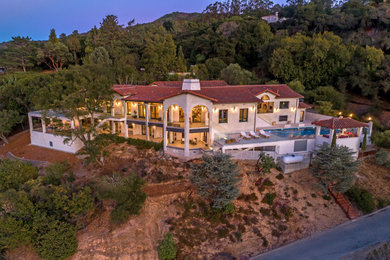 Foto della facciata di una casa ampia beige mediterranea a due piani