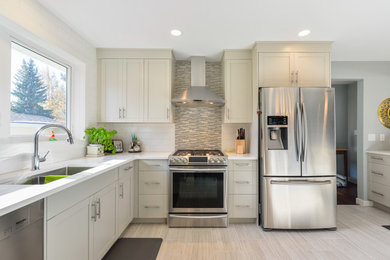 Kitchen - modern kitchen idea in Orange County