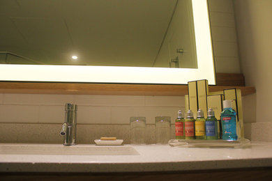 Design ideas for a modern bathroom in Cairns.