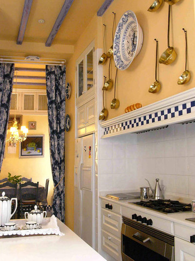 Traditional Kitchen by COLECCION ALEXANDRA