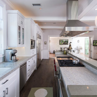 ロサンゼルスのトラディショナルスタイルのおしゃれなキッチン (ダブルシンク) の写真