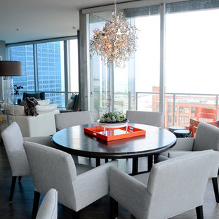 クリーブランドの中サイズのコンテンポラリースタイルのLDKの画像 (グレーの壁、濃色無垢フローリング、暖炉なし、茶色い床)