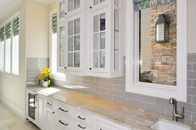 Example of a classic kitchen design in Miami