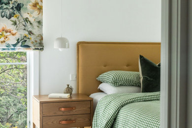 メルボルンにある中くらいなコンテンポラリースタイルのおしゃれな主寝室 (白い壁) のレイアウト