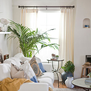 Kleines, Repräsentatives, Abgetrenntes Mediterranes Wohnzimmer mit weißer Wandfarbe, braunem Holzboden, Kamin, Kaminsims aus Backstein und Wand-TV in San Diego