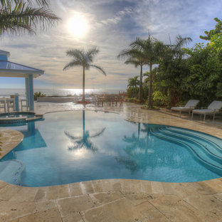 Mittelgroßer Maritimer Schwimmteich hinter dem Haus in individueller Form mit Wasserspiel und Pflasterklinker in Tampa
