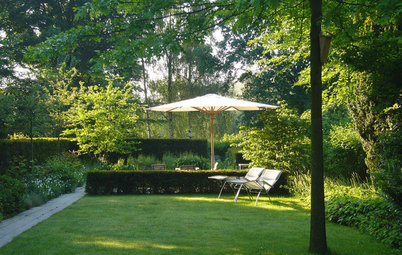 Gartenbesuch: Ein langer, schmaler Garten in Krefeld, modern zoniert