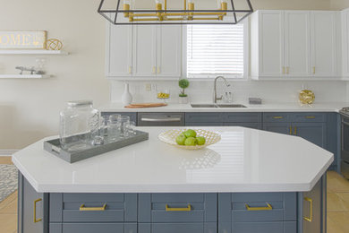 Transitional kitchen photo in Toronto