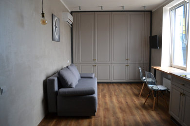 На фото: маленькое рабочее место в стиле фьюжн с серыми стенами, полом из винила, встроенным рабочим столом и коричневым полом для на участке и в саду