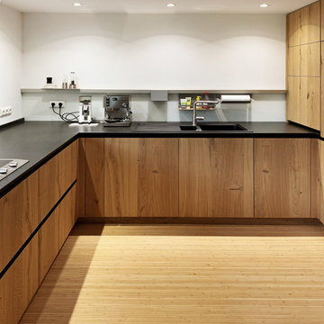 Küche in Eiche und schwarzen Griffleisten